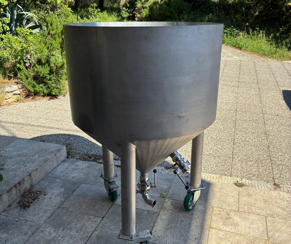Conical-bottom stainless steel tank